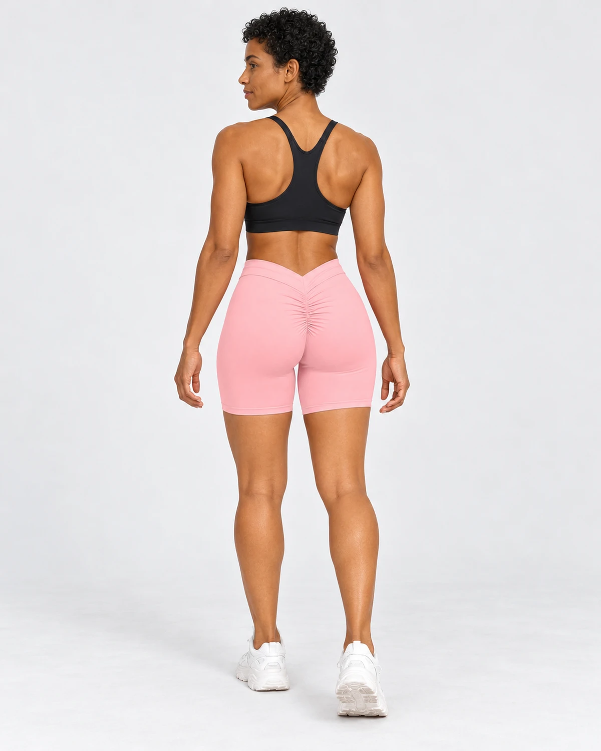 Pantalón corto ABDERA rosa claro, vista trasera con modelo, cintura en V y fruncido central.