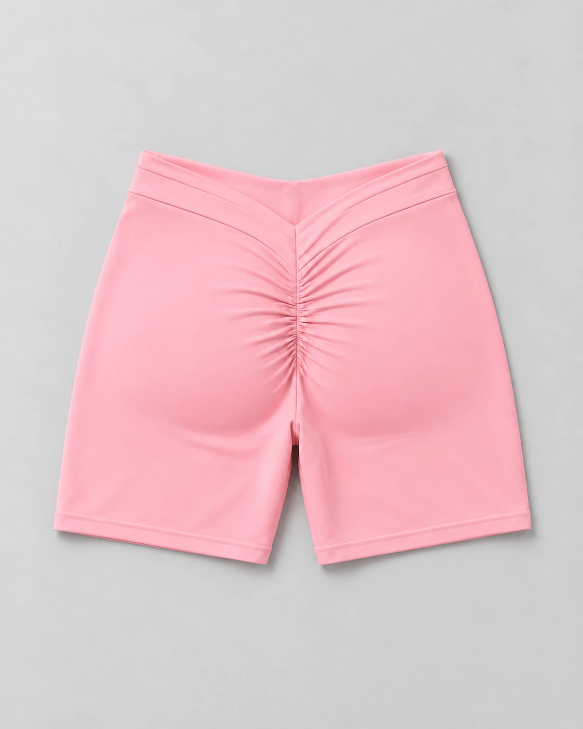 Pantalón corto ABDERA rosa claro sin modelo, vista trasera con cintura en V y fruncido central.