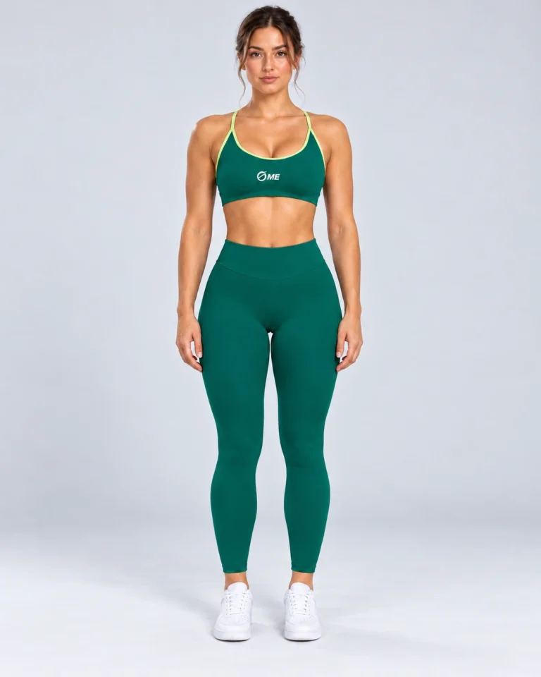 BYBLOS Seamless Contrast Set verde #01584F, vista frontal con modelo.