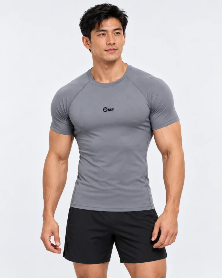 Camiseta Asher Pro gris puesta en modelo, vista frontal con logo negro centrado.