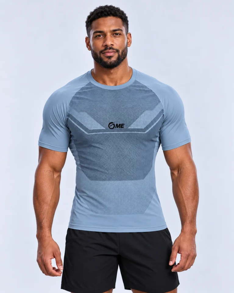 Camiseta BAAL-FORCE gris azulado, vista frontal compresiva con modelo, gráfico oscuro y logo OME.