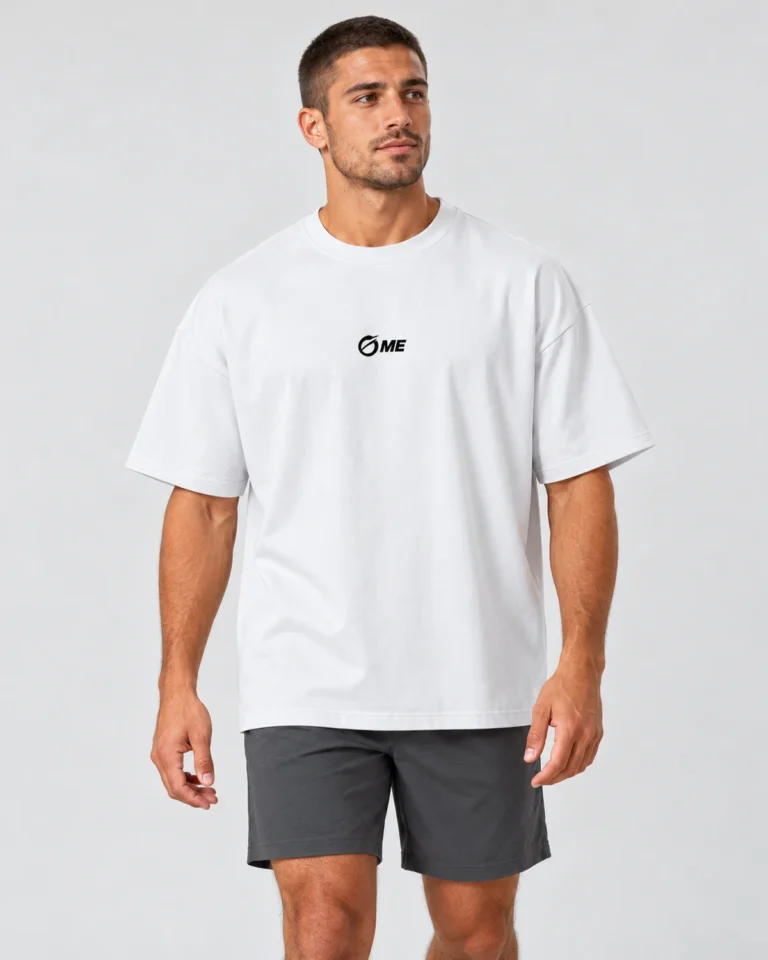 Camiseta deportiva oversize BOSA blanca, vista frontal con modelo y logo OME negro centrado.