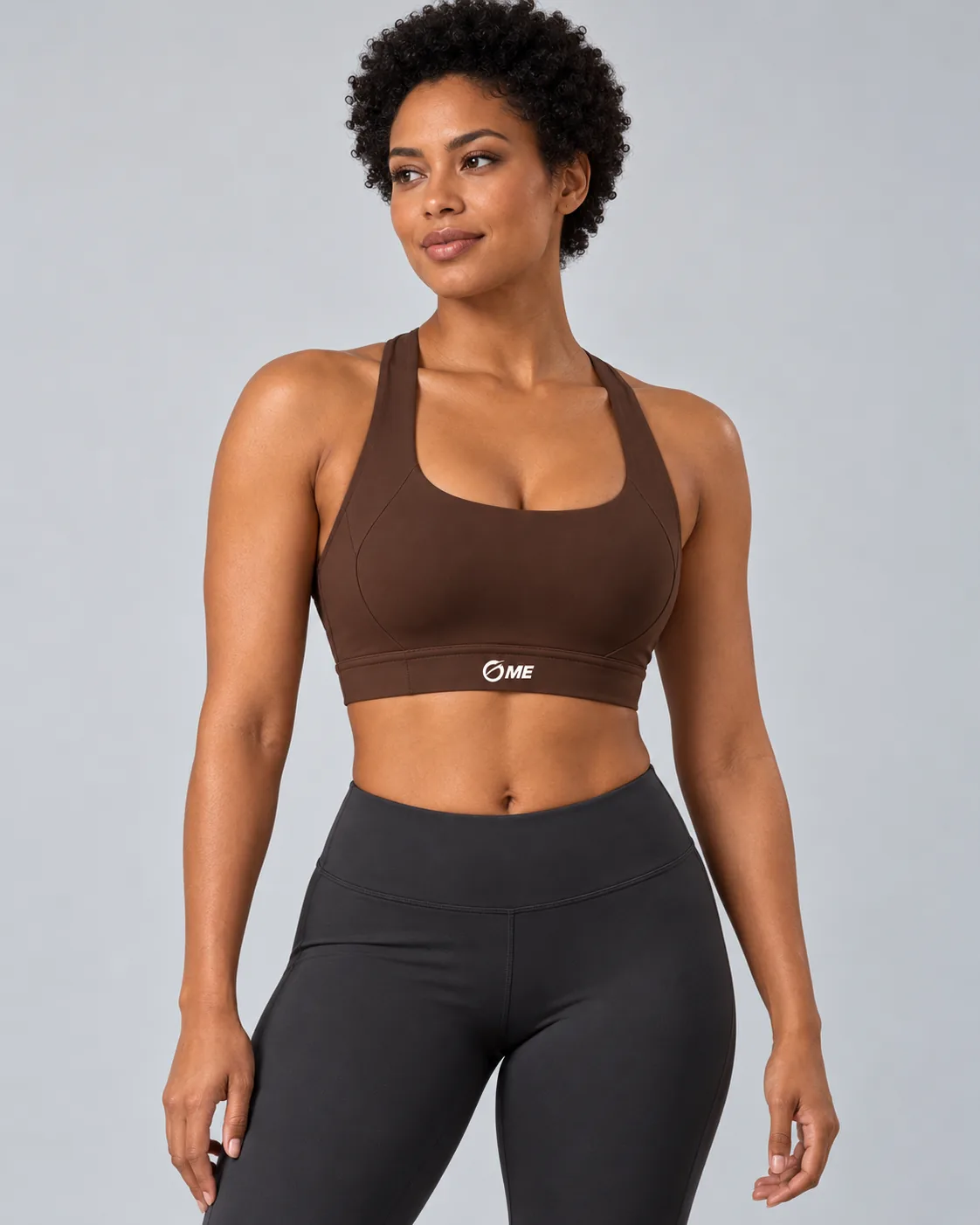 Top Fenicia Core marrón, vista frontal con modelo.