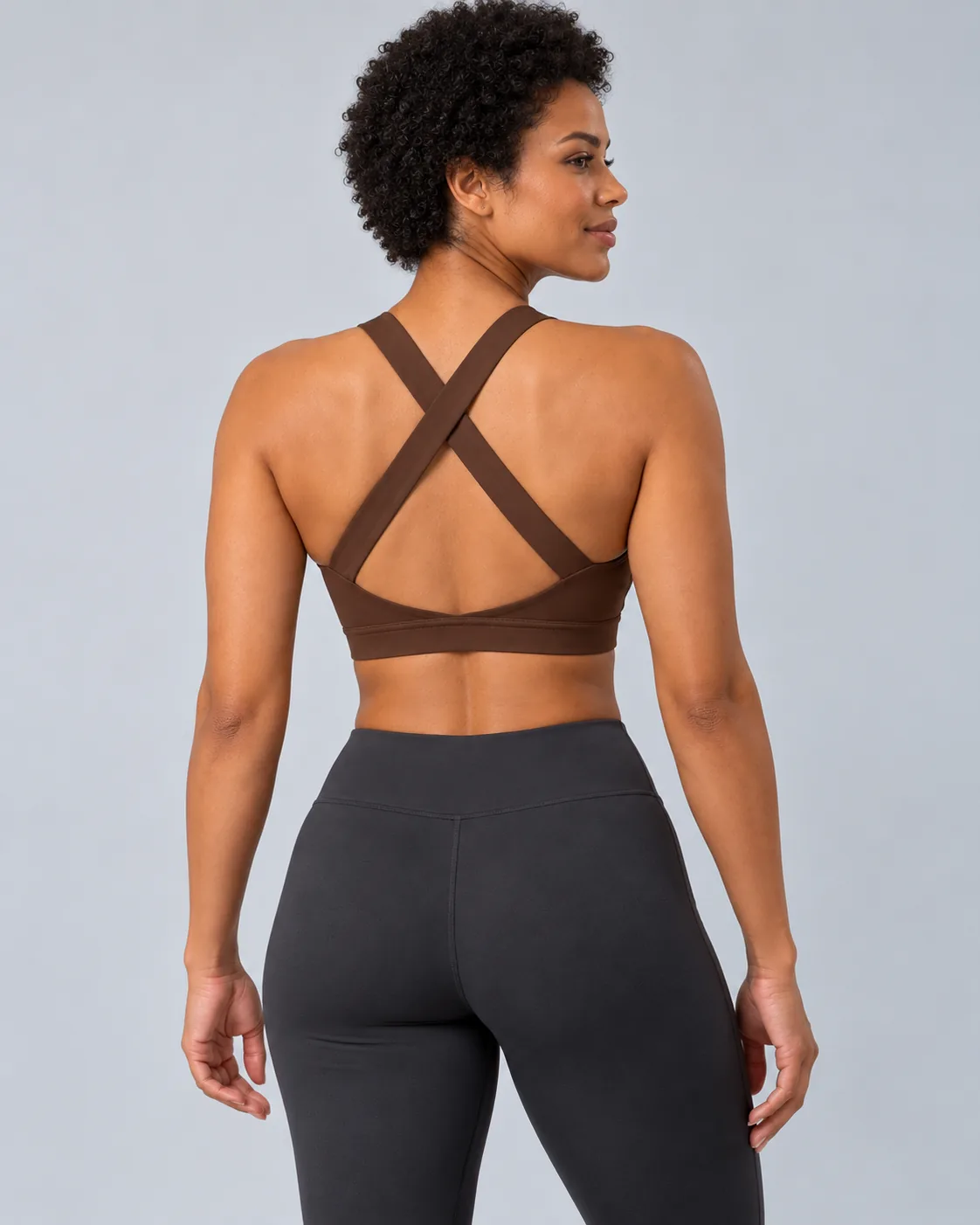 Top Fenicia Core marrón, vista trasera con modelo.