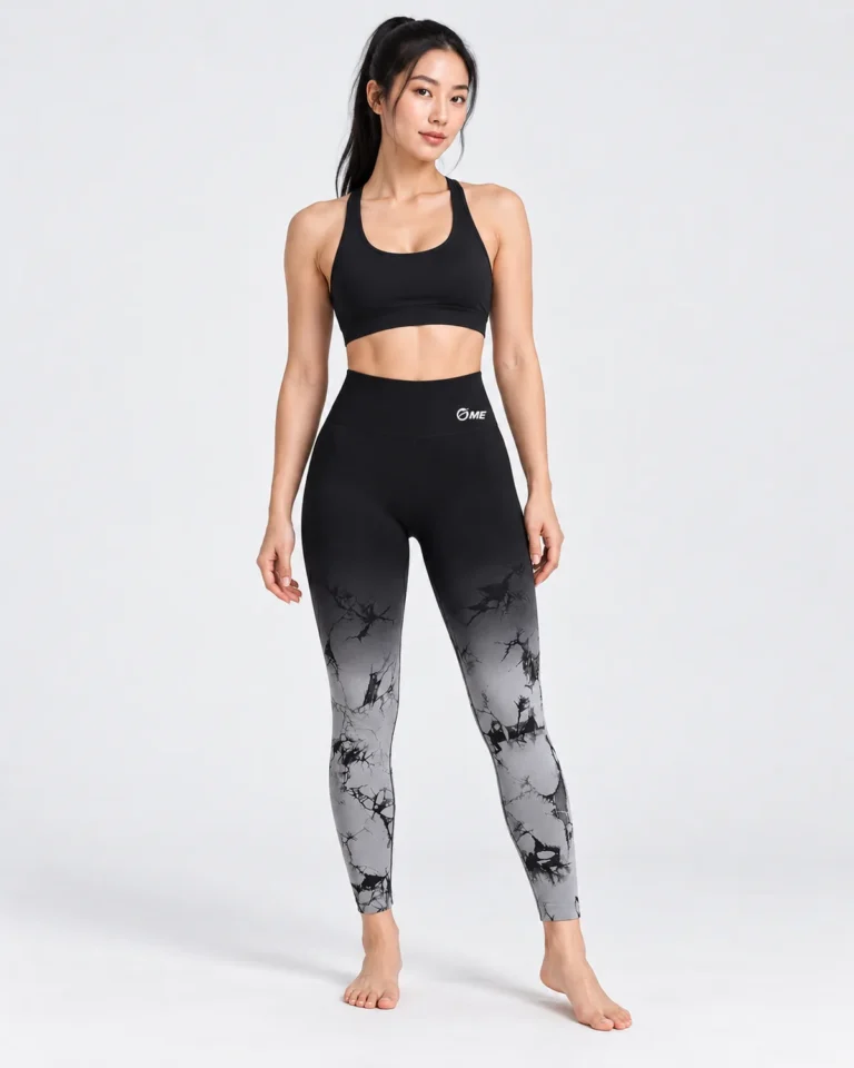 Mallas Gadir Wave en negro y gris, vista frontal con modelo y estampado marmoleado en las piernas.