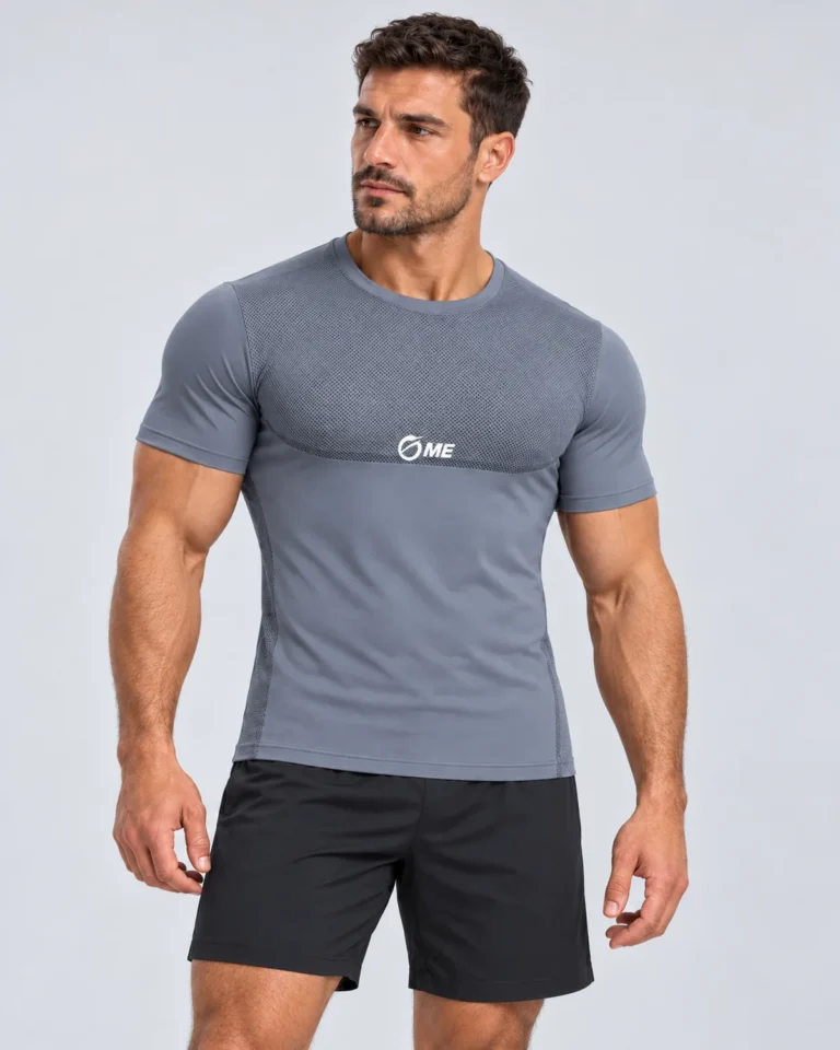 Camiseta Lixus gris con logo blanco OME y panel de malla en el pecho, vista frontal sobre modelo.
