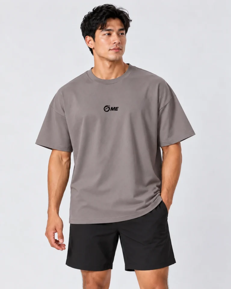Camiseta deportiva MALAKA gris de corte oversize, vista frontal con modelo.