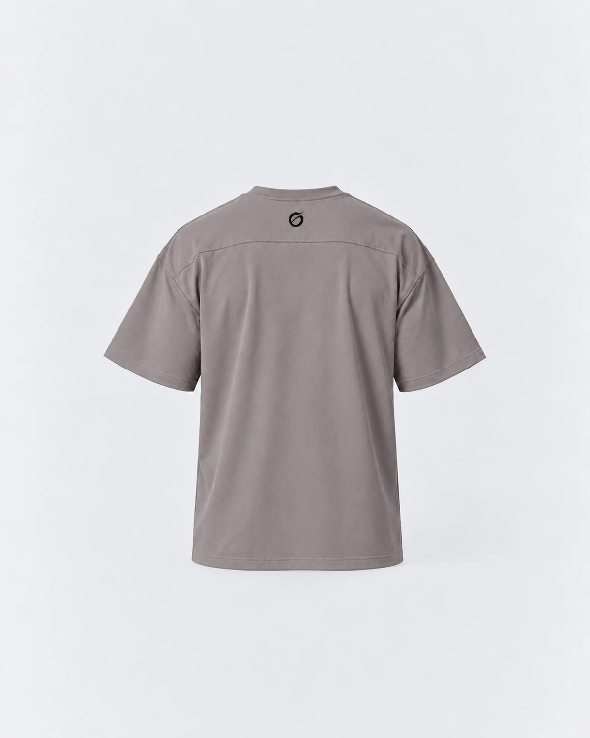 Camiseta MALAKA gris sin modelo, vista trasera con símbolo negro y costura horizontal alta.