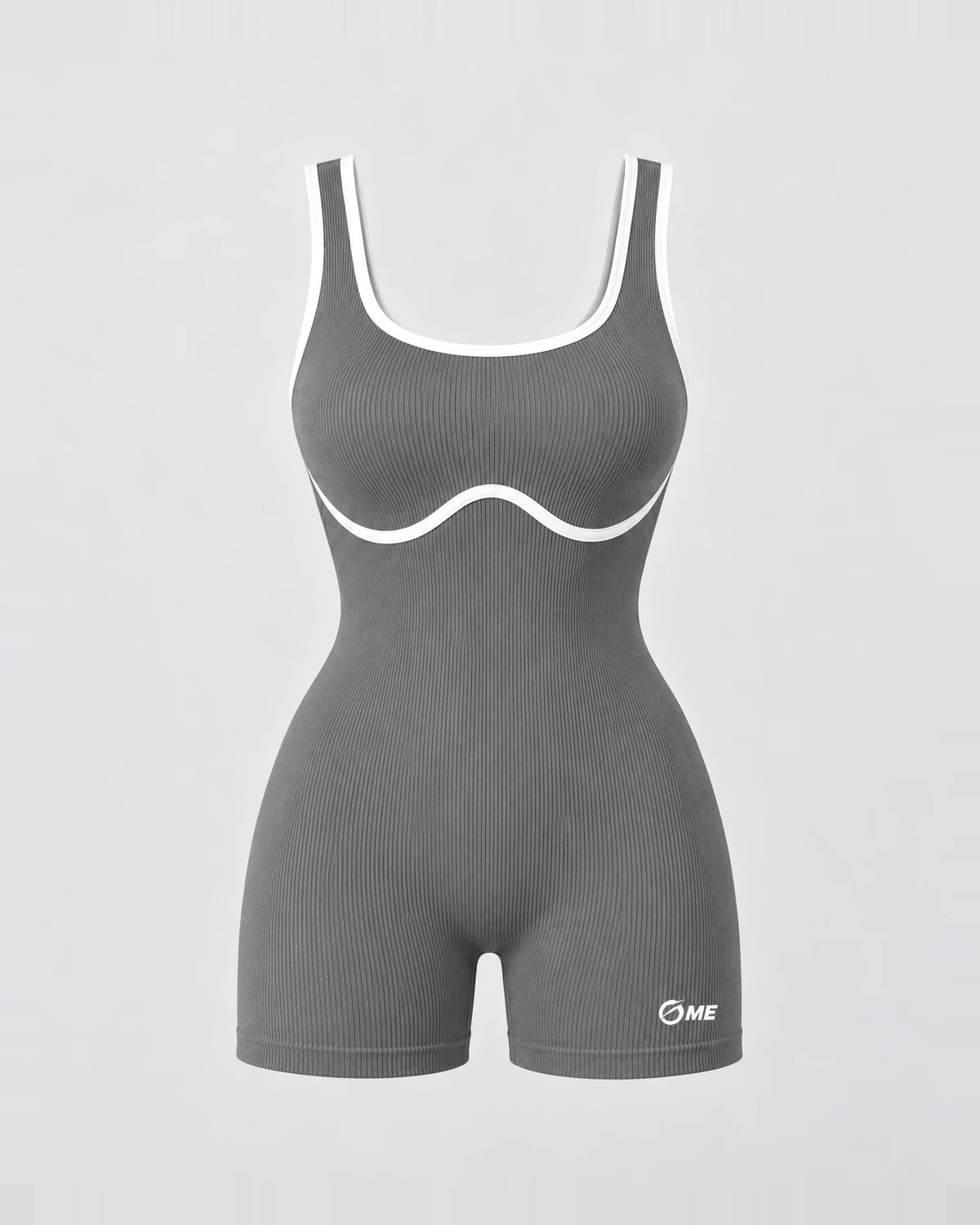Mono corto Erytheia gris, vista frontal sin modelo, con ribetes blancos y marca OME.